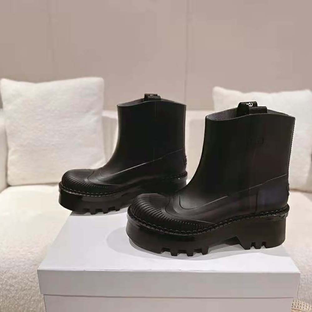 Close-up of signature gold hardware on Chloe Women Raina Rain Boot-Black
