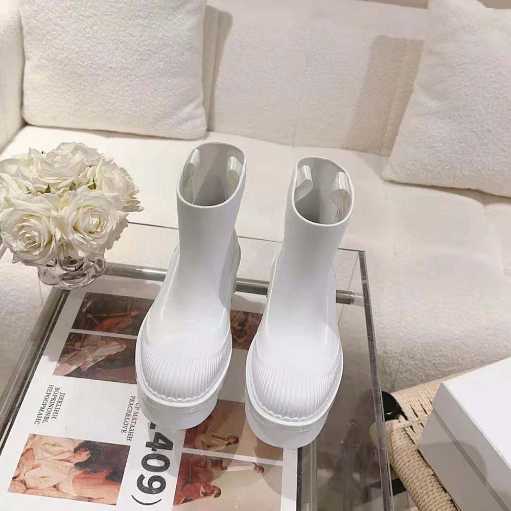 Close-up detail of embossed Chloé logo on Chloe Women Raina Rain Boot-White