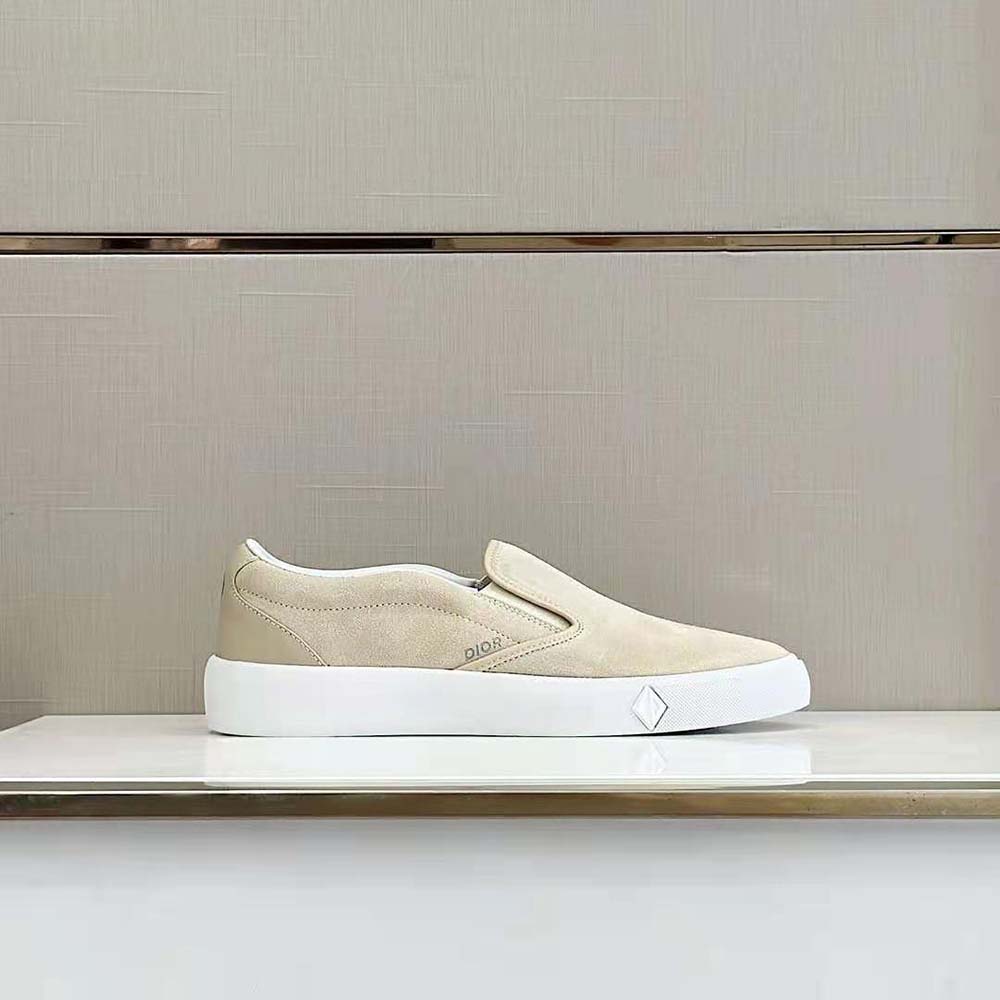 Close-up of beige suede and smooth calfskin textures on Dior Men B101 Sneakers