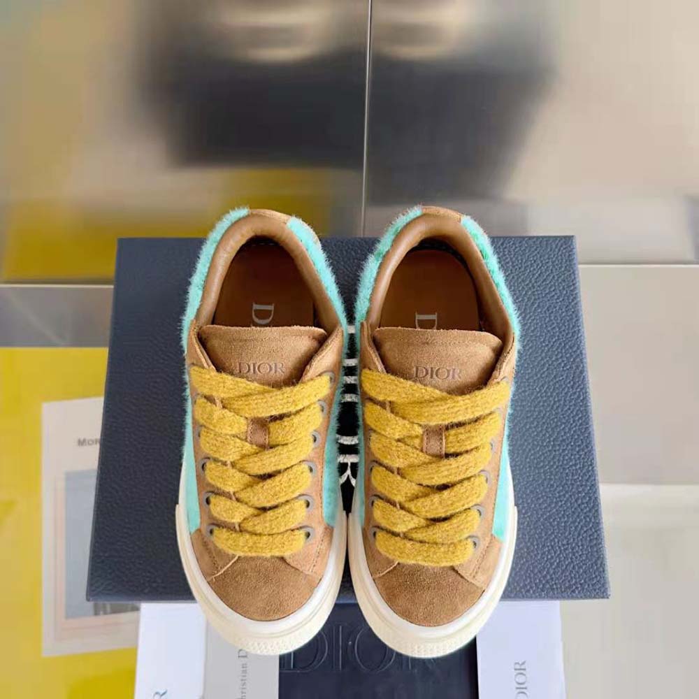 Top-down view highlighting padded collar and unique green colour sneaker