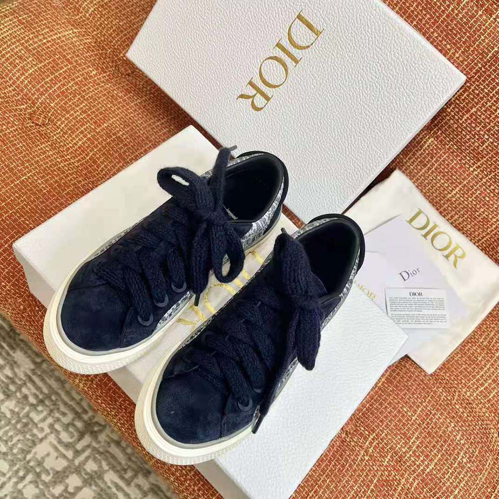 Close-up on navy Dior Oblique jacquard and suede overlays detail