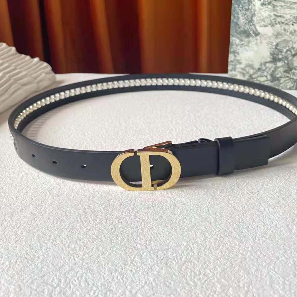 Side angle showing buckle and texture of Dior Women 30 Montaigne Belt Black