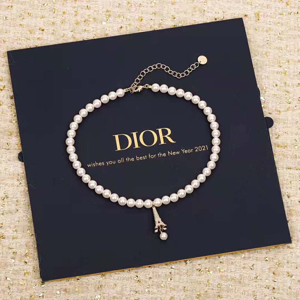 Close-up detail of gold clasp and white resin pearls on Dior Women Plan De Paris Choker