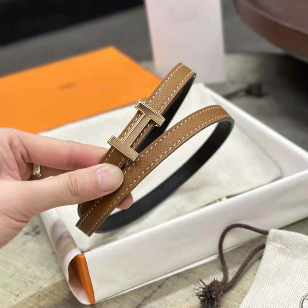 Hermes Women Focus Belt Buckle laying flat showing black leather texture