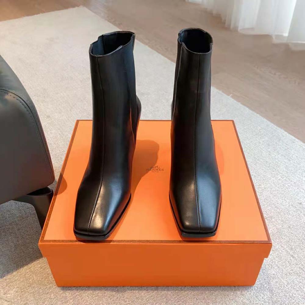 Close-up of heel and embossed Hermes logo on Hermes Women Gill 75 Ankle Boot-Black