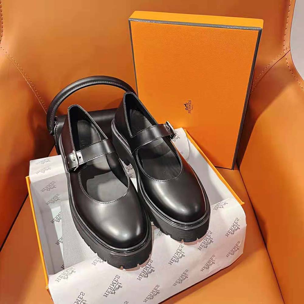 Side profile showing low stacked heel of Hermes Women Hoxton Oxford Shoe-Black