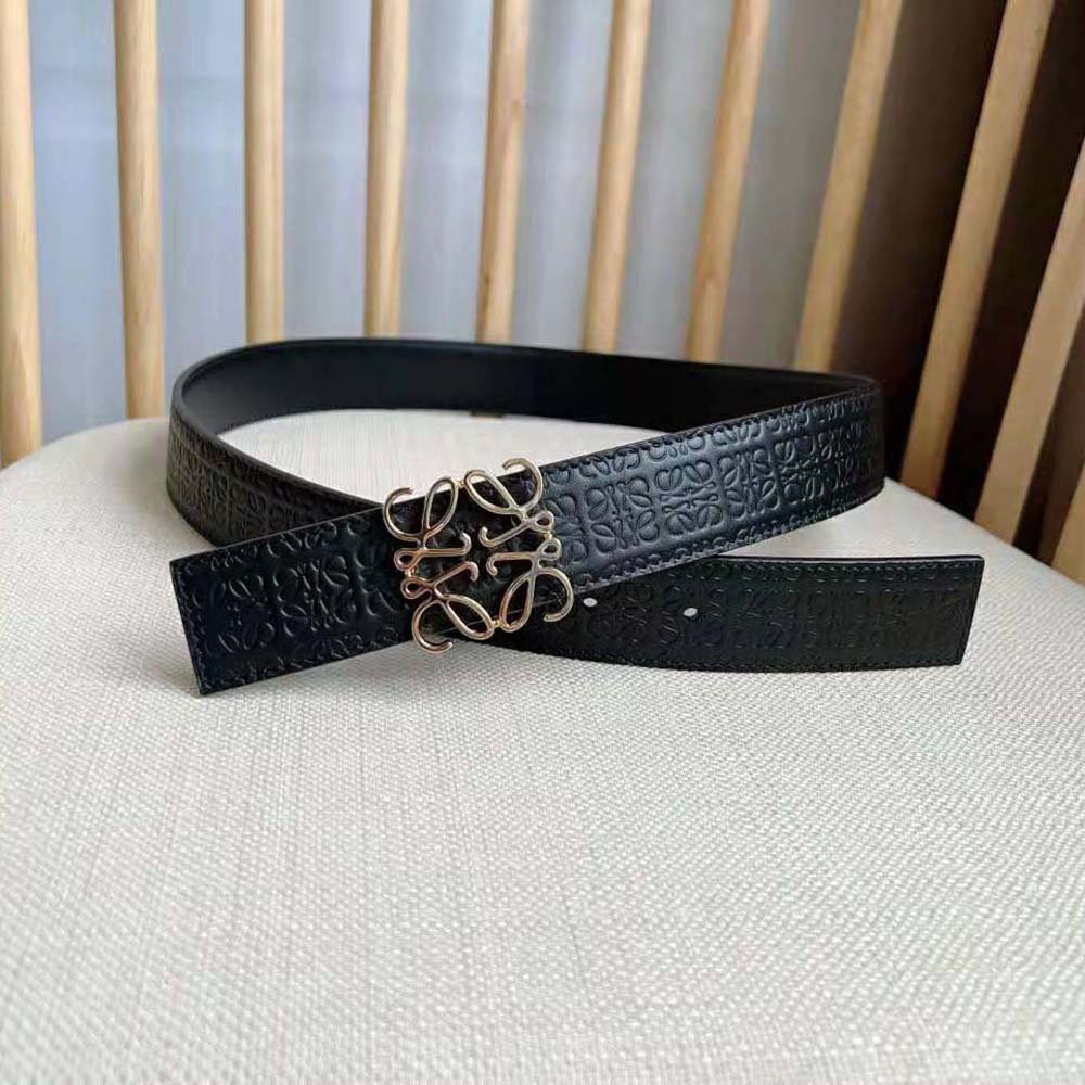 Detail showing reversible black and tonal leather on Loewe repeat belt