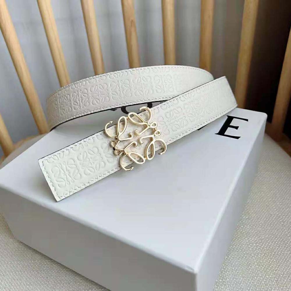 Side angle showing reversible white and contrasting leather on Loewe belt