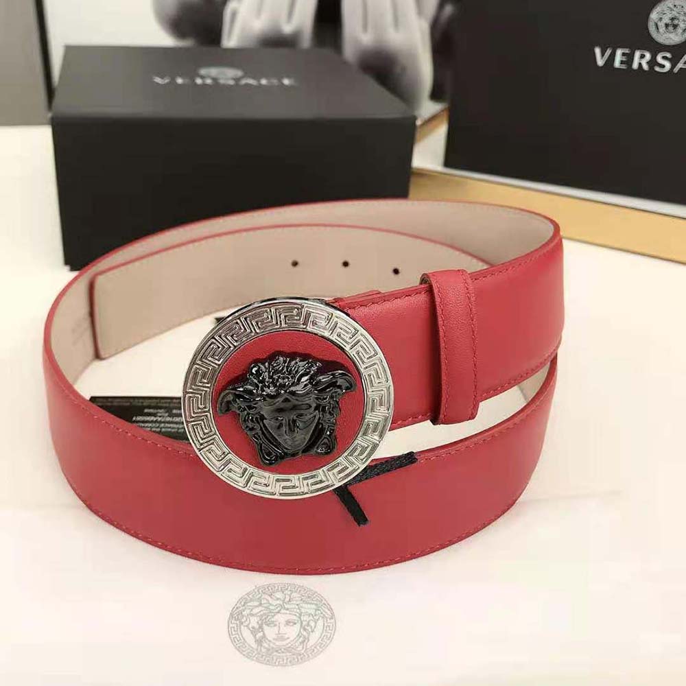 Close-up of gold Medusa buckle on Versace Men Medusa Biggie Reversible Leather Belt-Red
