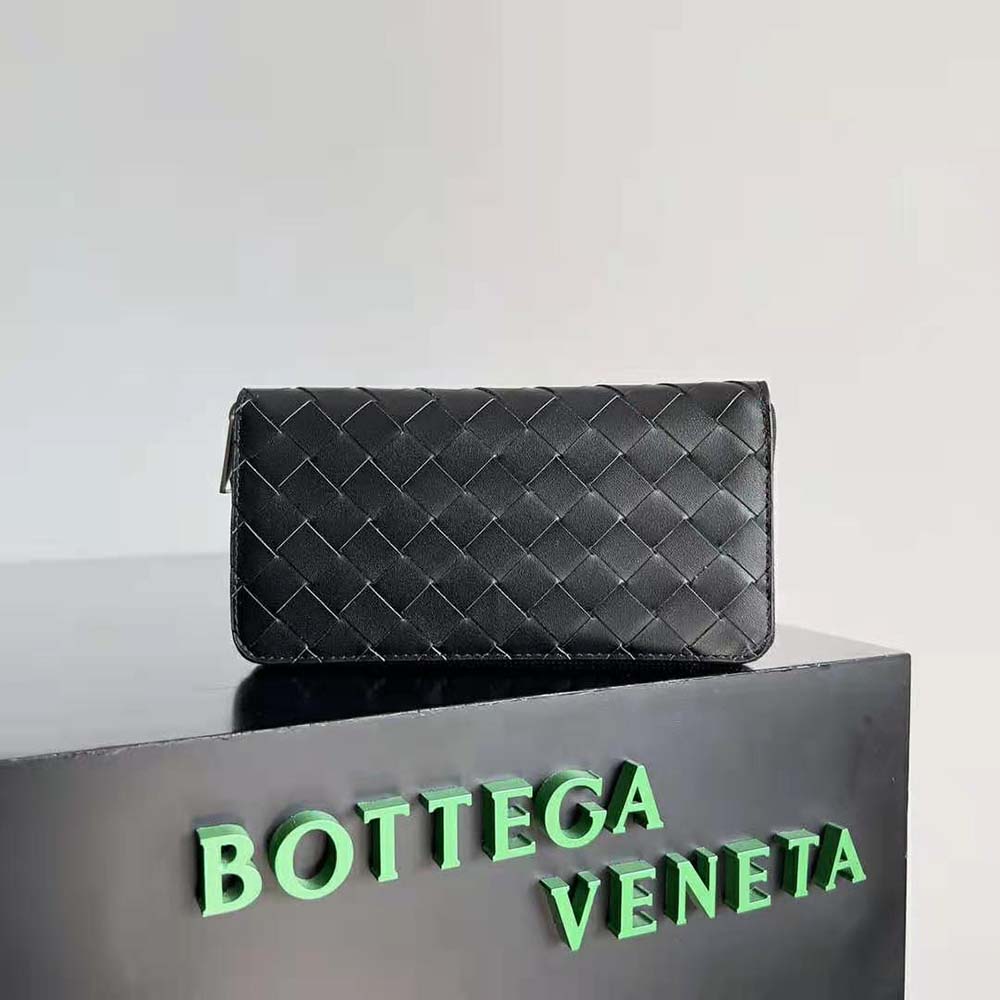 Close-up of woven leather texture on Bottega Veneta Men Intrecciato Zip Around Wallet-Black