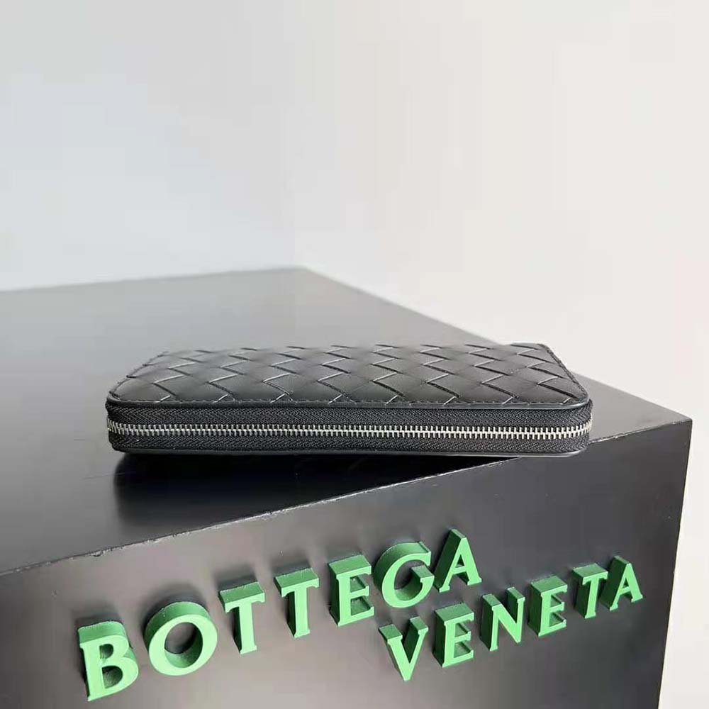 Zip closure detail on Bottega Veneta Men Intrecciato Zip Around Wallet-Black