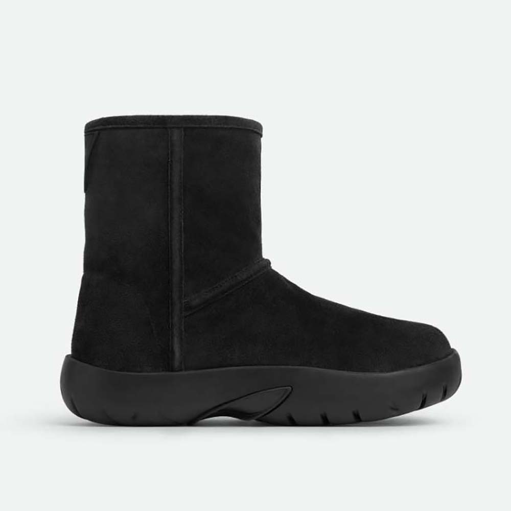 Side profile of Bottega Veneta Unisex Snap Ankle Boot Realised in Shearling Calfskin-Black