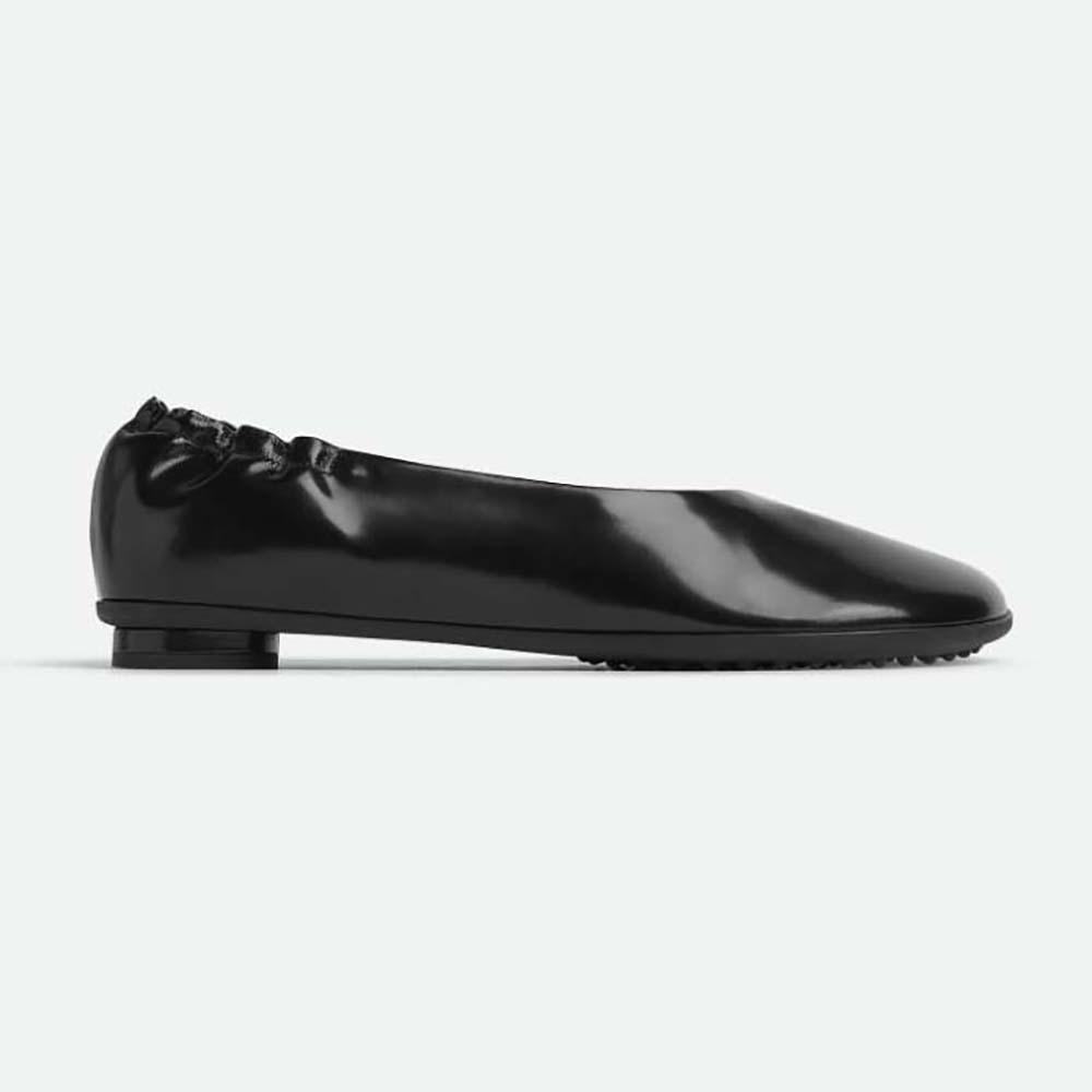 Side view of Bottega Veneta Women Atomic Ballerina Flat-Black showcasing silhouette