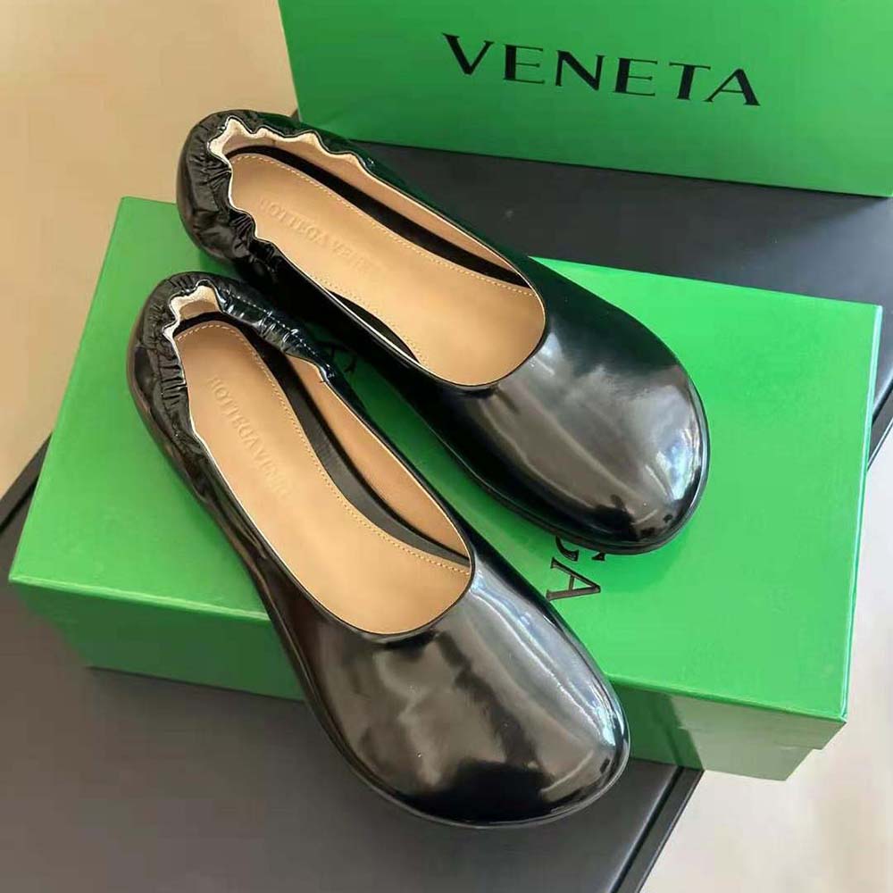 Close-up of signature intrecciato weave on Bottega Veneta Women Atomic Ballerina Flat-Black