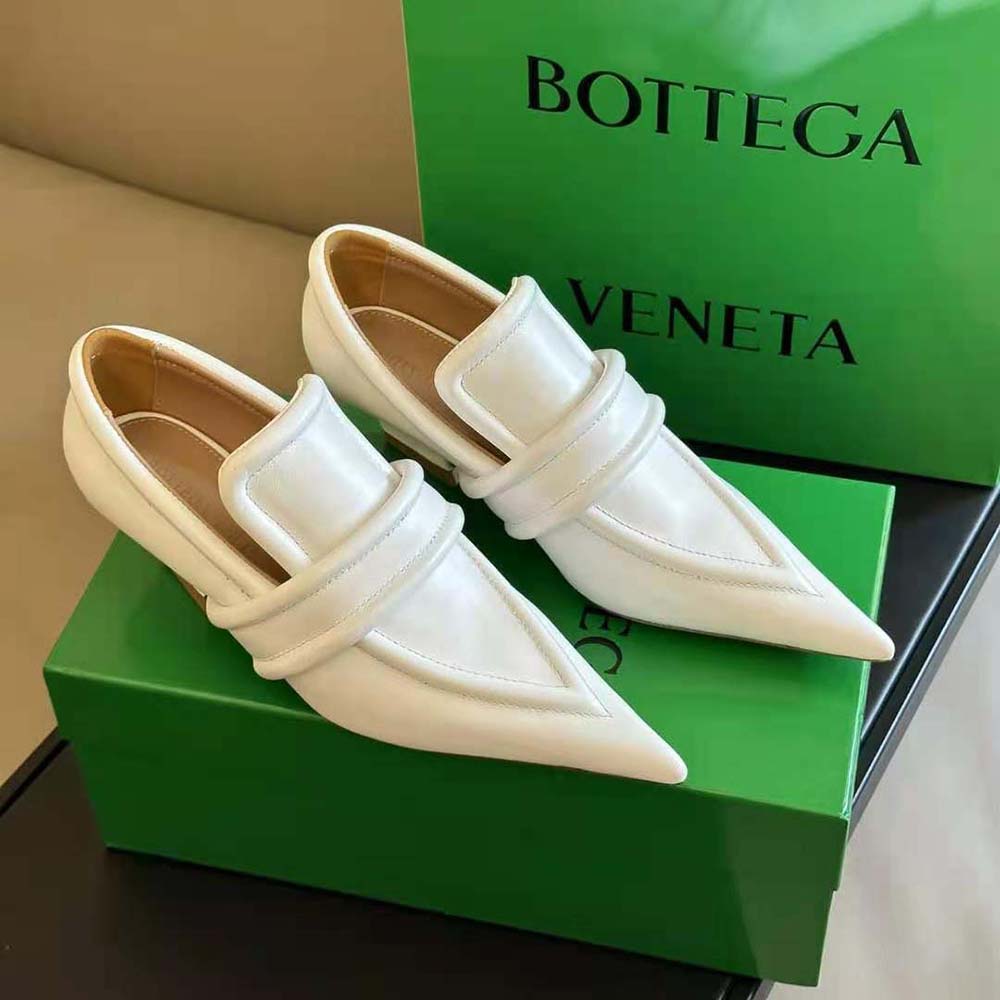 Close-up of signature intrecciato woven detail on white Spada Pump