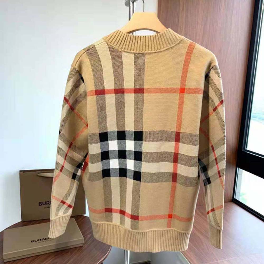 Side profile highlighting fit and ribbed cuffs of Burberry Men cardigan