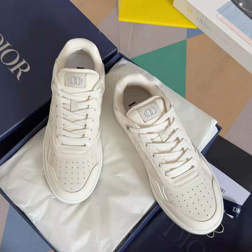 Overhead view showing lace-up closure on Dior Men B27 sneaker