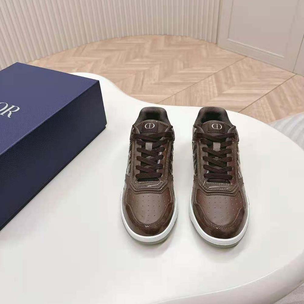 Close-up on Dior Oblique Gravity leather detail on sneaker side