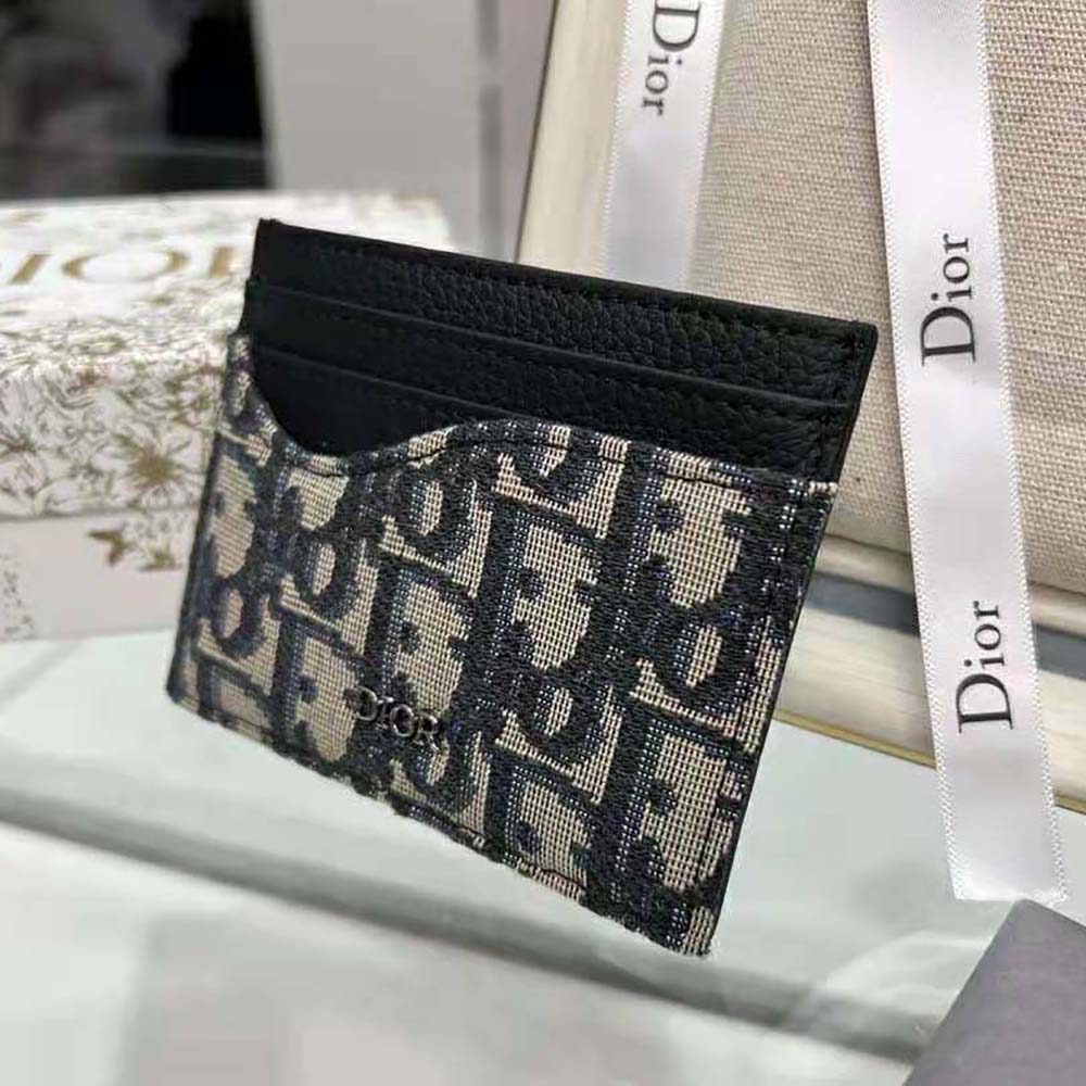 Close-up on Dior Oblique jacquard detail on Dior Men Saddle Card Holder