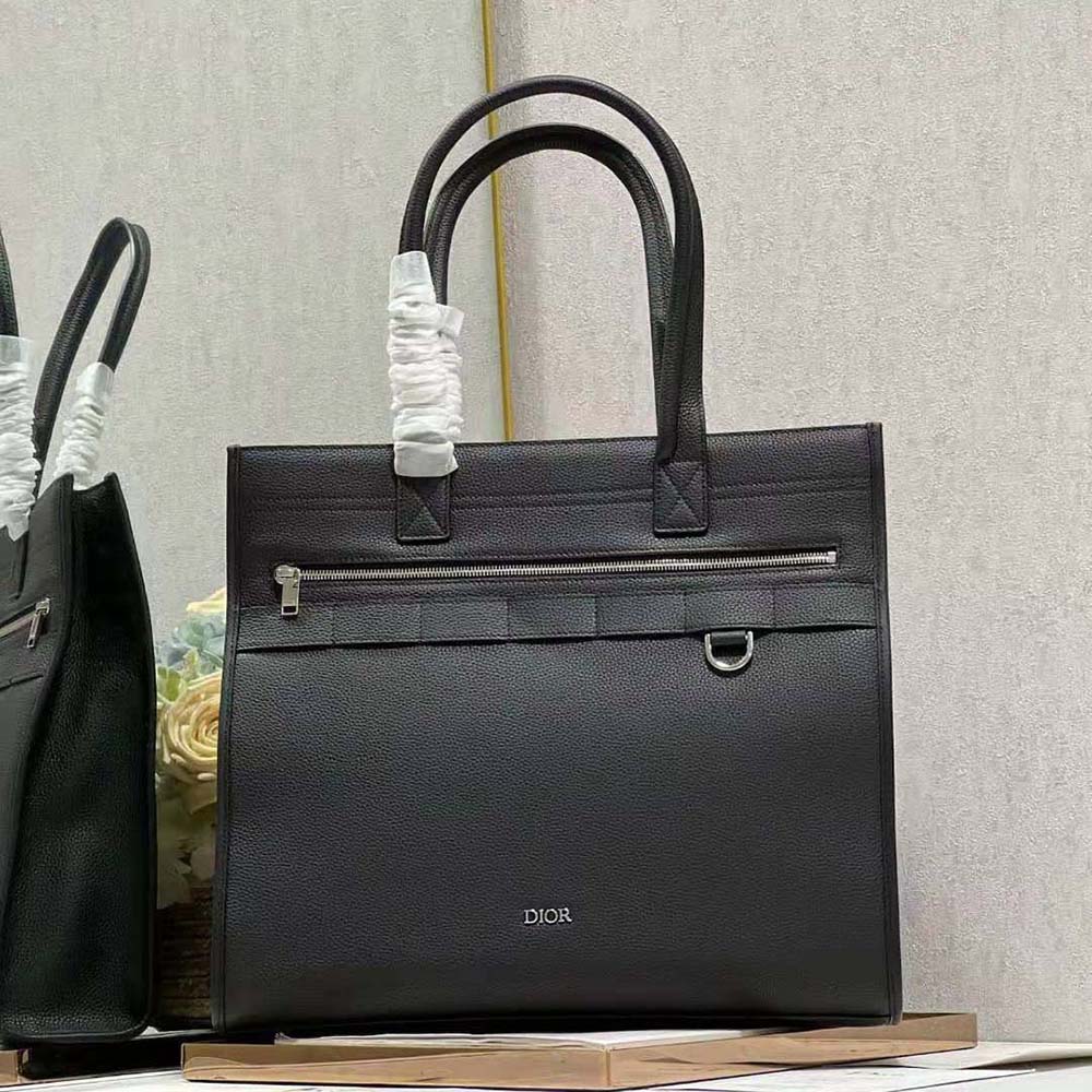 Close-up of black grained calfskin texture on Dior Men Safari Tote Bag
