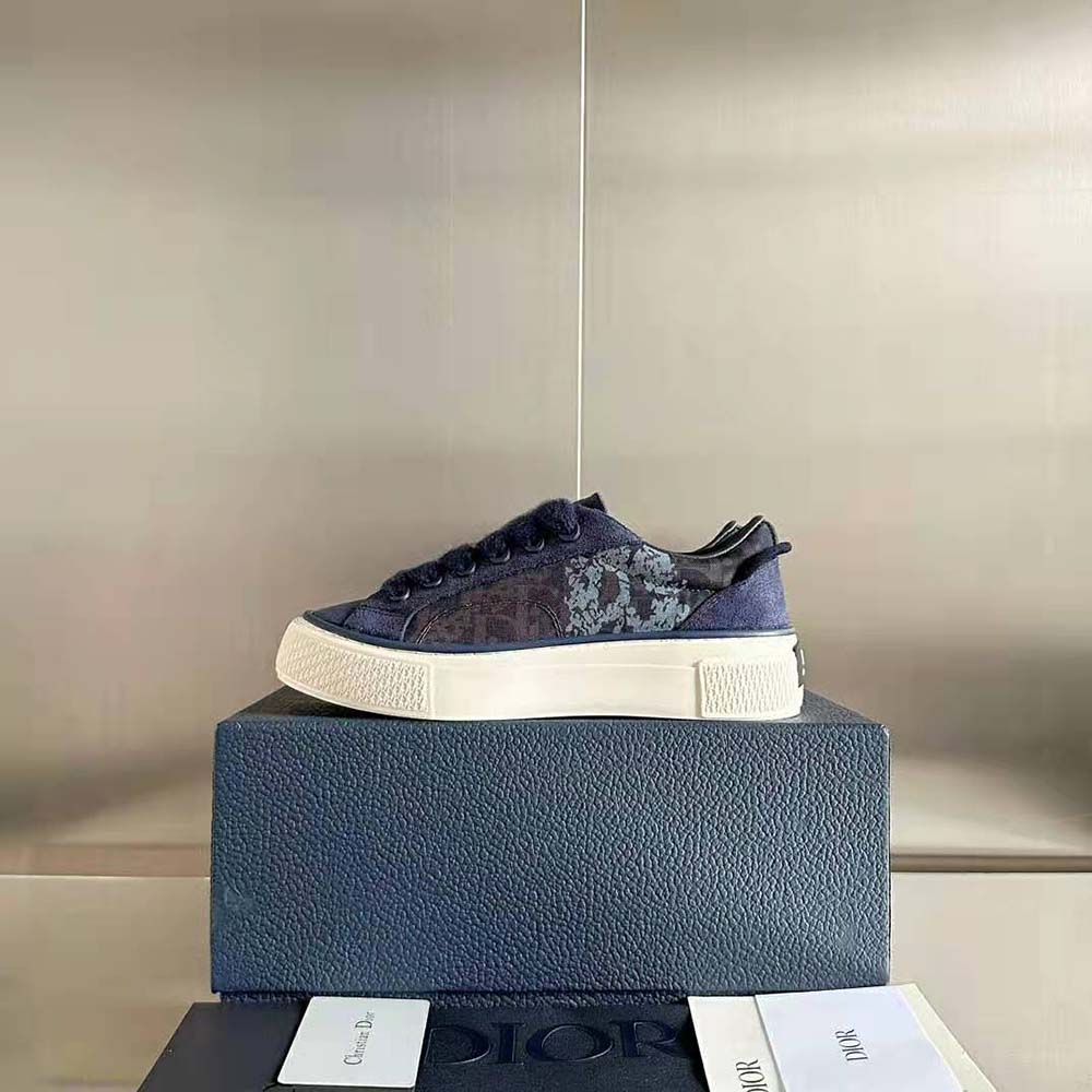 Close-up on Peace Sign Dior Tears detail on Dior Men Tears B33 Sneaker