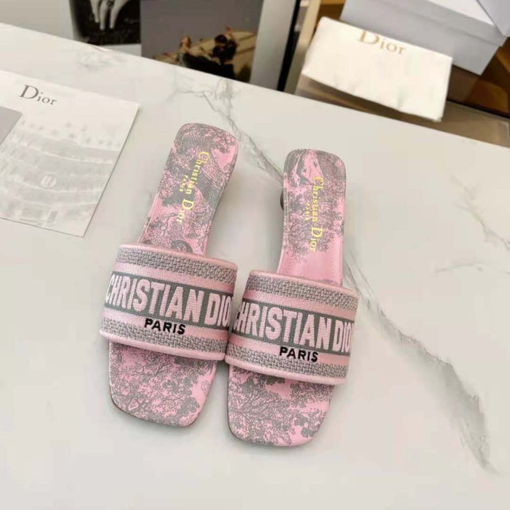 Close-up detail of Toile de Jouy reverse motif on Dior Women Dway slide