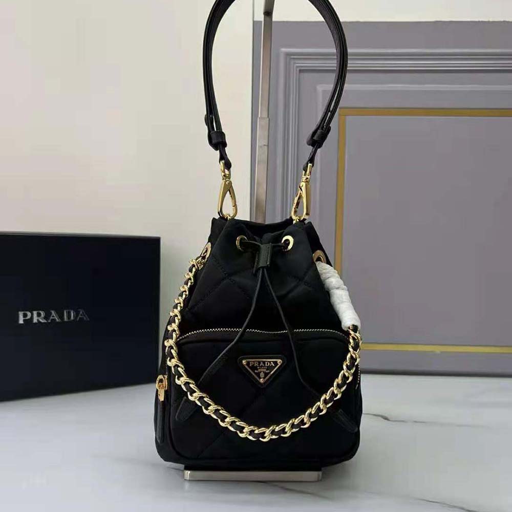 Close-up of signature silver chain hardware on Prada Women Re-Edition 1995 Shoulder Bag