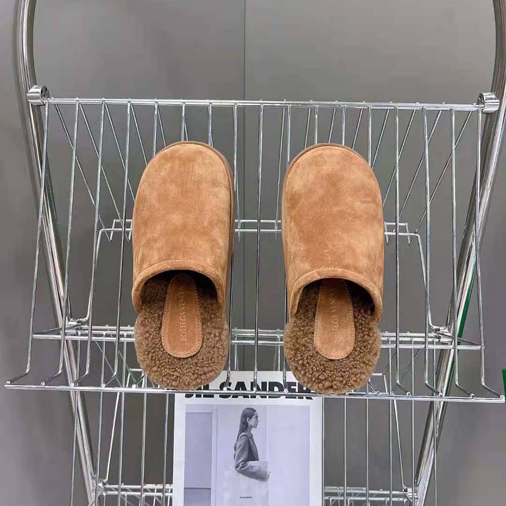 Close-up of snap closure and shearling lining on Bottega Veneta Unisex Snap Slipper