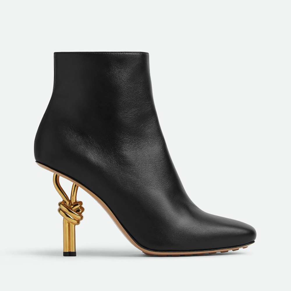 Side profile of Bottega Veneta Women Knot Ankle Boot-Black showing heel