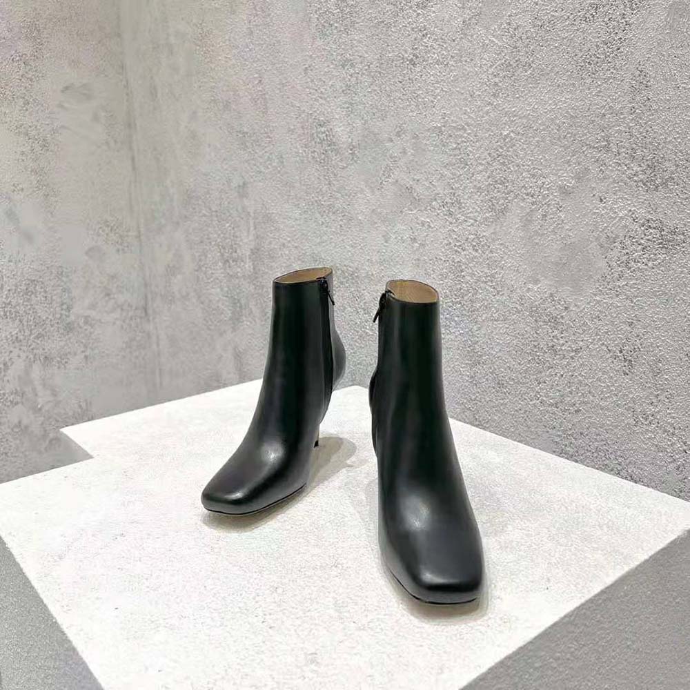 Front view of Bottega Veneta Women Knot Ankle Boot-Black highlighting silhouette