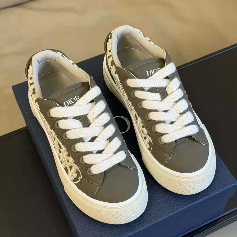 Top view detailing laces and leather texture on Dior Men B33 Sneaker