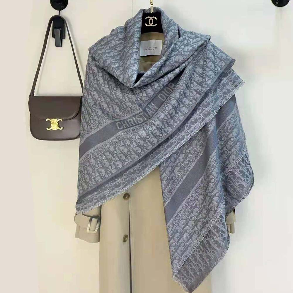 Side angle capturing soft texture of Dior Unisex Oblique Shawl fabric