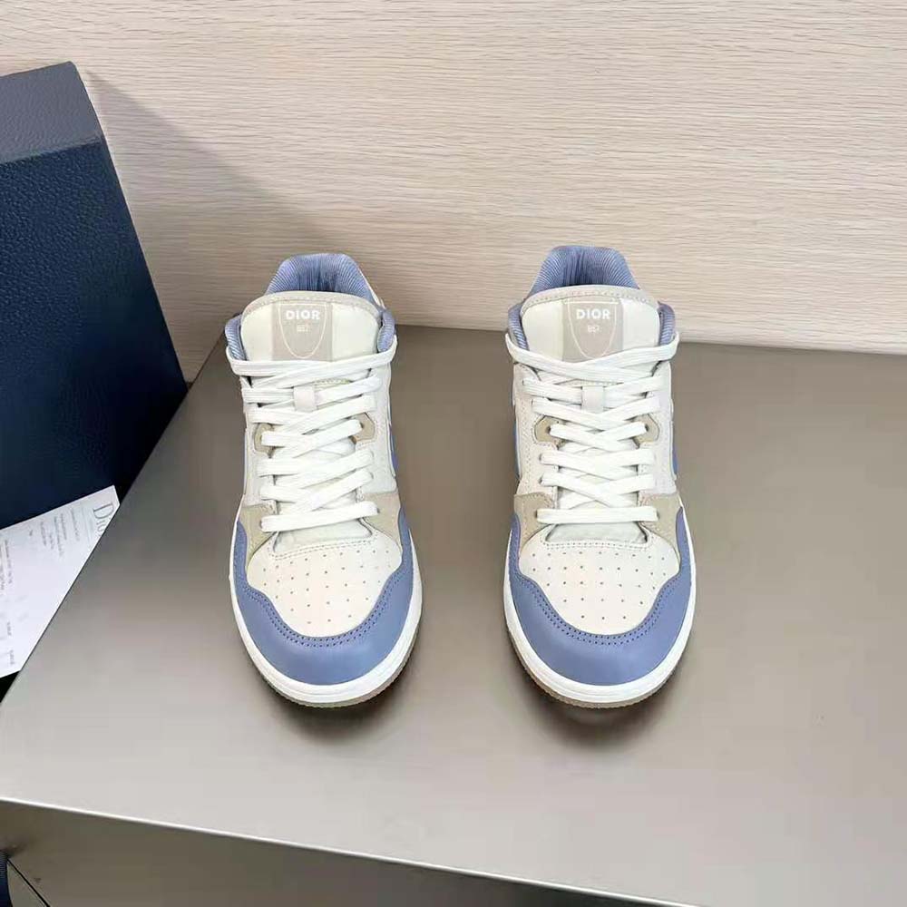 Close-up on smooth calfskin and beige suede textures of Dior Men B57 Mid-Top Sneaker