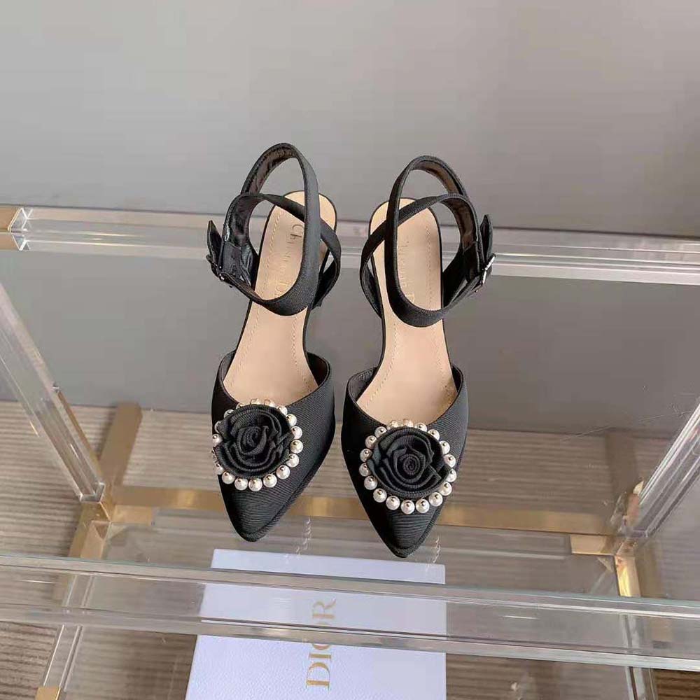 Close-up on pearl detail of Dior Women Dior Rose Pump Black Grosgrain