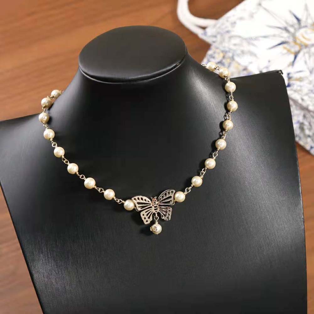 Close-up of pearls and gold-finish metal on Dior Women Métamorphose Choker