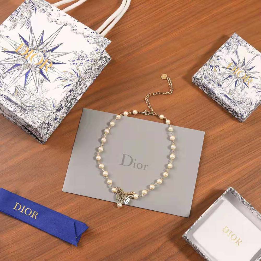 Side angle showing clasp detail of Dior Women Métamorphose Choker