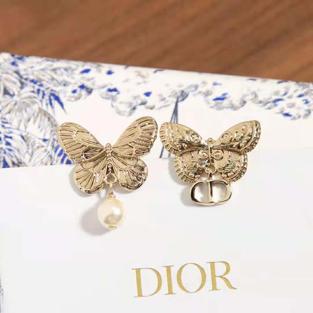 Side profile of Dior Women Métamorphose Earrings highlighting elegant silhouette