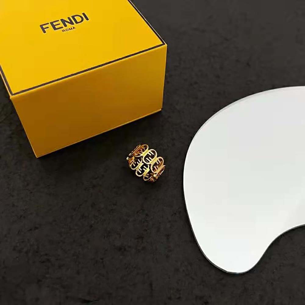 Side angle of Fendi Women O’Lock Ring Gold-coloured highlighting O’Lock detail