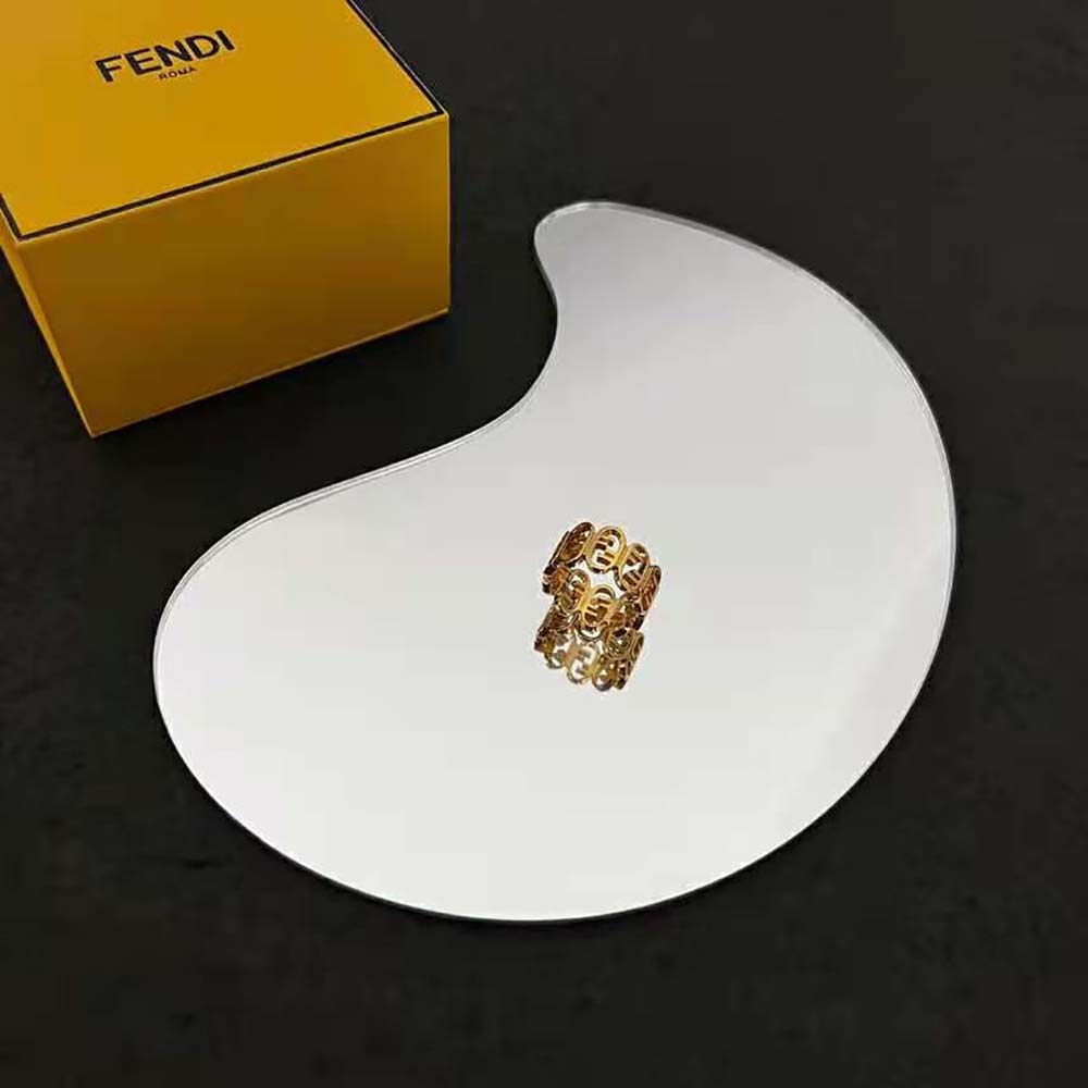 Model’s hand wearing Fendi Women O’Lock Ring Gold-coloured with casual outfit