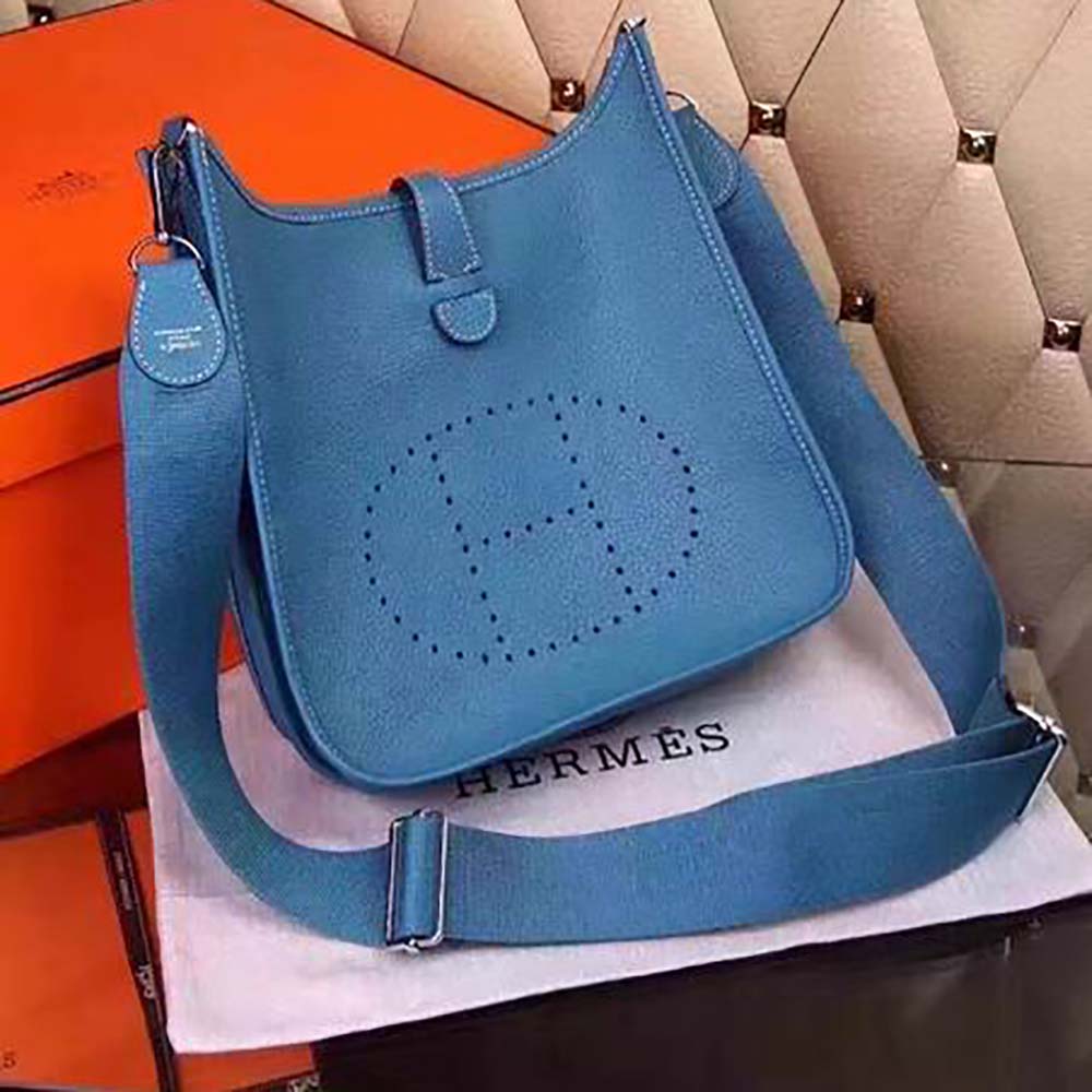 Side angle showing adjustable shoulder strap of Hermes Evelyne 16
