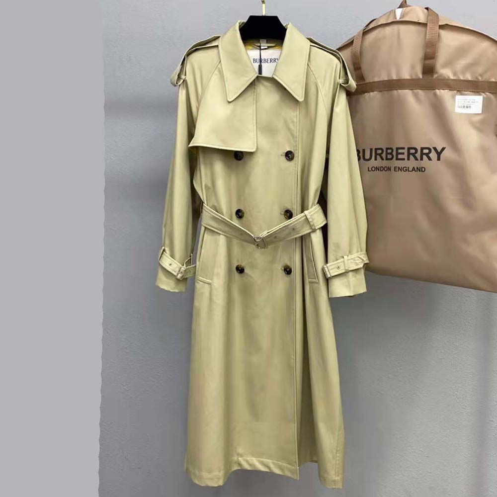 Inside detail showing Burberry Men Long Castleford Trench Coat-Beige signature check lining