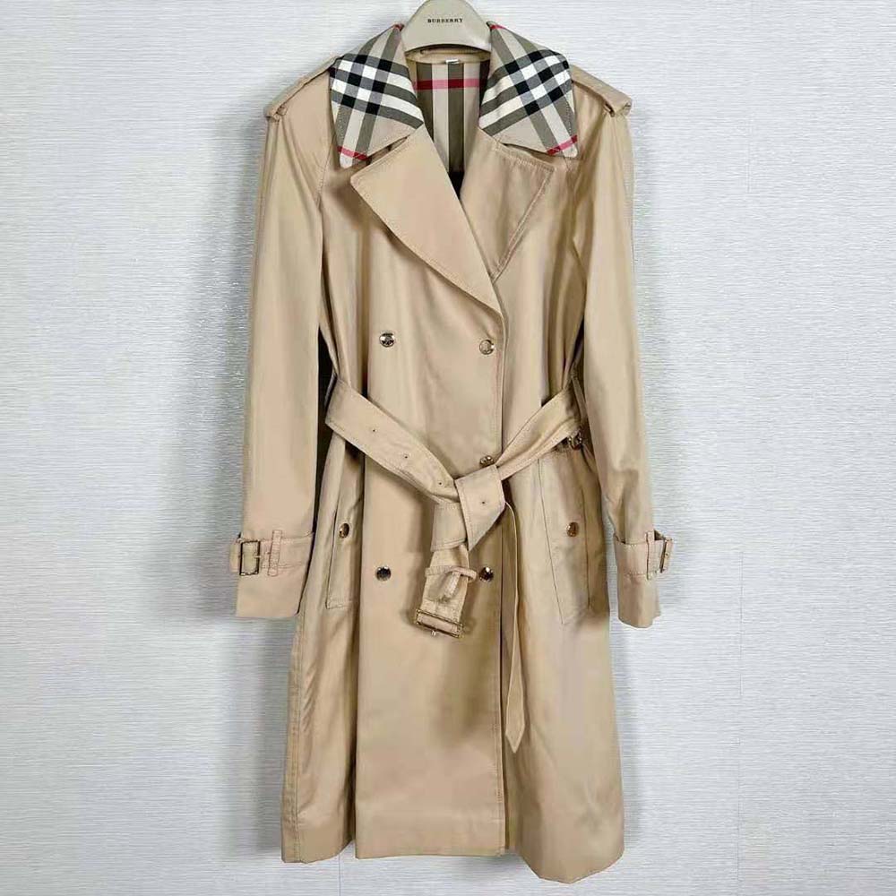 Close-up of Burberry Women Long Check Collar Trench Coat-Beige signature check collar detail