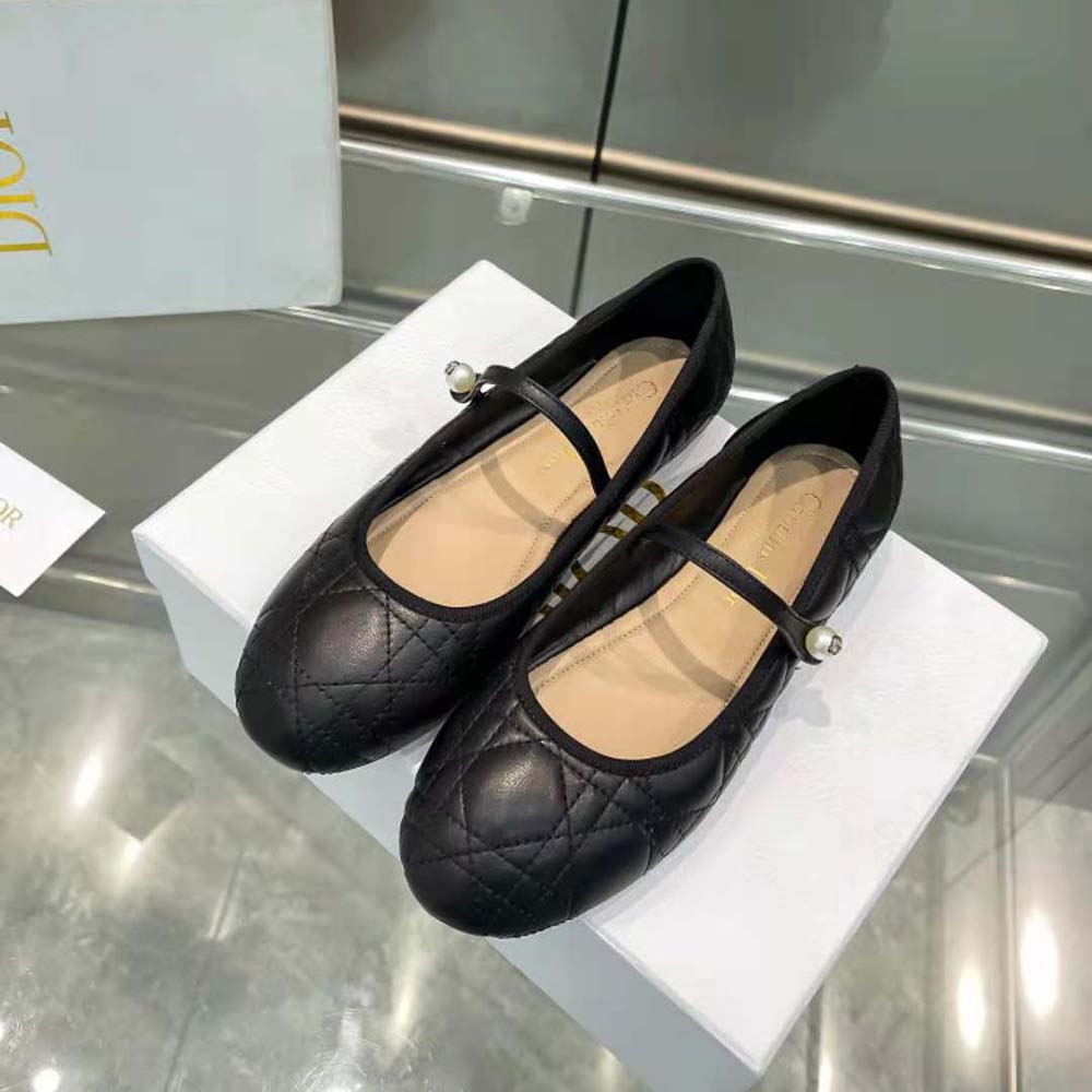 Close-up of quilted Cannage pattern on Dior Women Ballet Flat Black