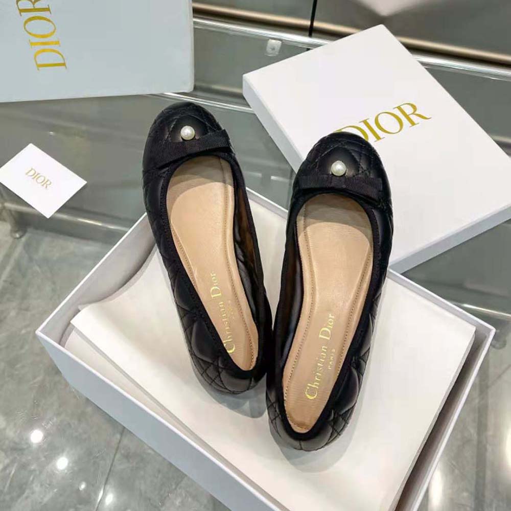 Close-up of quilted Cannage pattern on Dior Women Ballet Flat Quilted Cannage Calfskin-Black