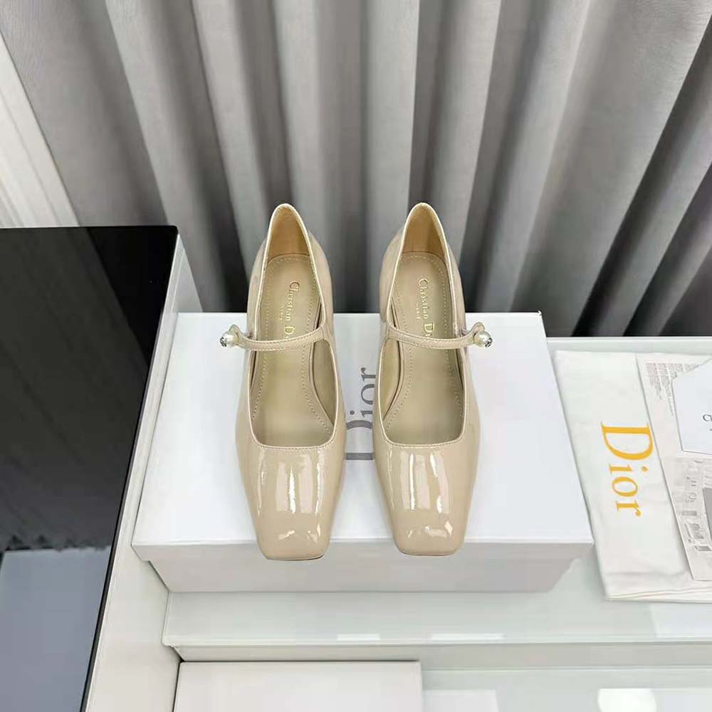 Close-up of signature bow hardware on Dior Women Jolie Dior Pump