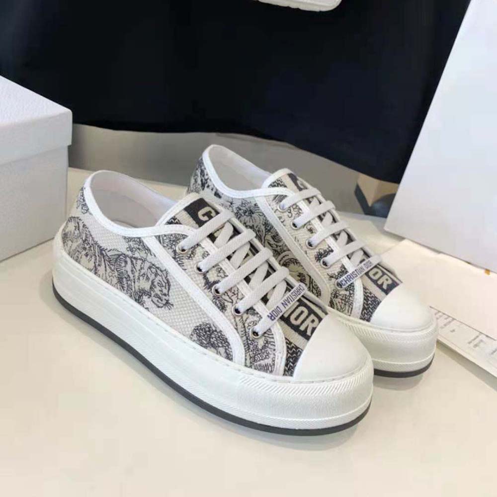 Top view showing lace-up closure on Dior Women Walk’n’dior Platform Sneaker white