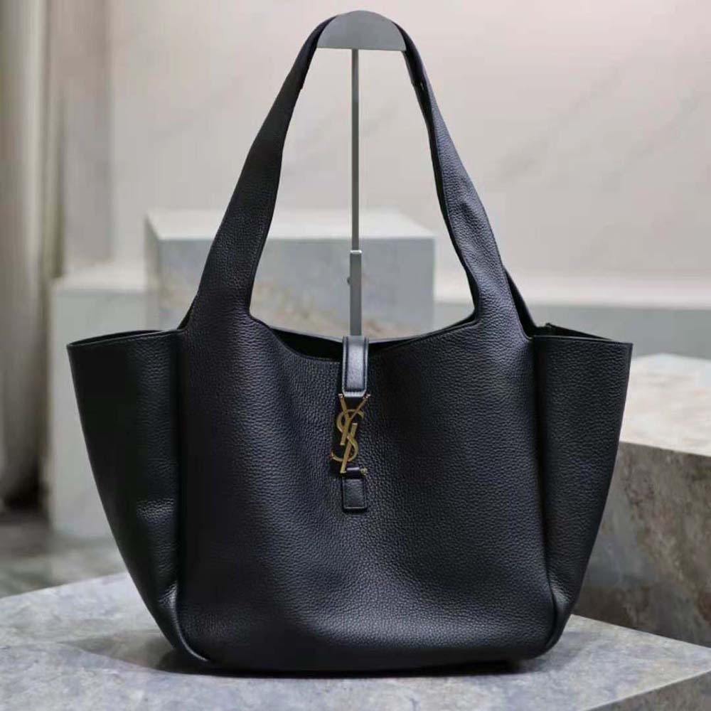 Close-up of gold-tone YSL logo on Saint Laurent YSL Women Bea bag