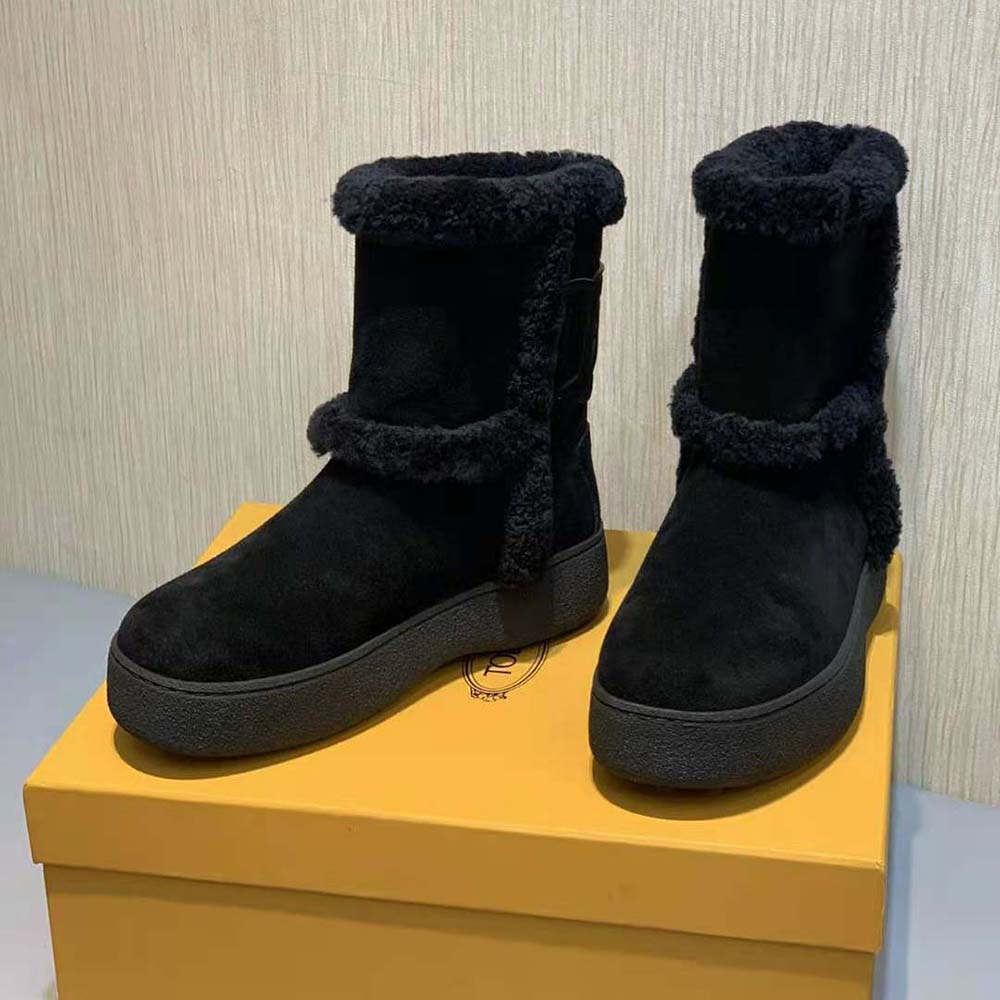 Overhead shot showing signature rubber sole of TODS Unisex Tod’s Boots