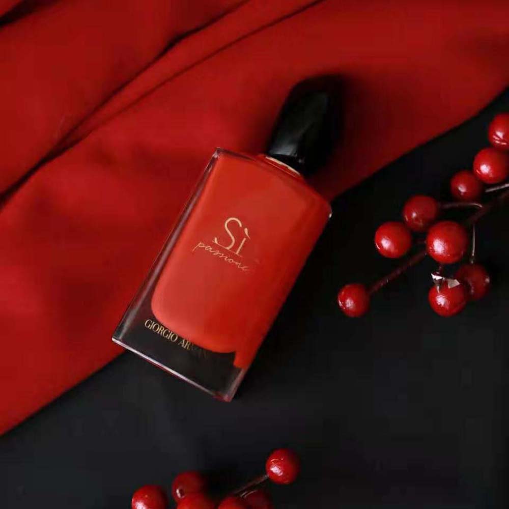 Close-up of the elegant cap on Armani Women Sì Passione Eau de Parfum 100 ml