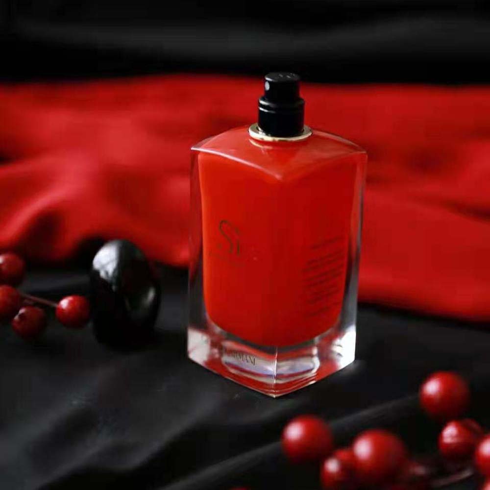 Armani Women Sì Passione Eau de Parfum 100 ml showcasing sleek glass and label